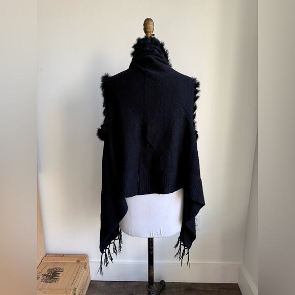 CHIC BLACK AND DARK NAVY FRINGE SWEATER VEST FUR ACCENT ONE SIZE - Picture 4 of 10